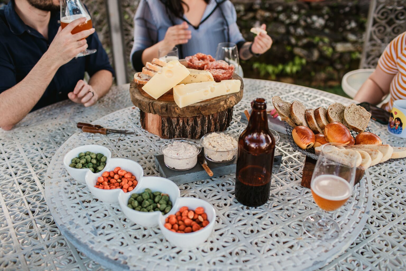 Como calcular a quantidade de petiscos por pessoa para um happy hour em casa?